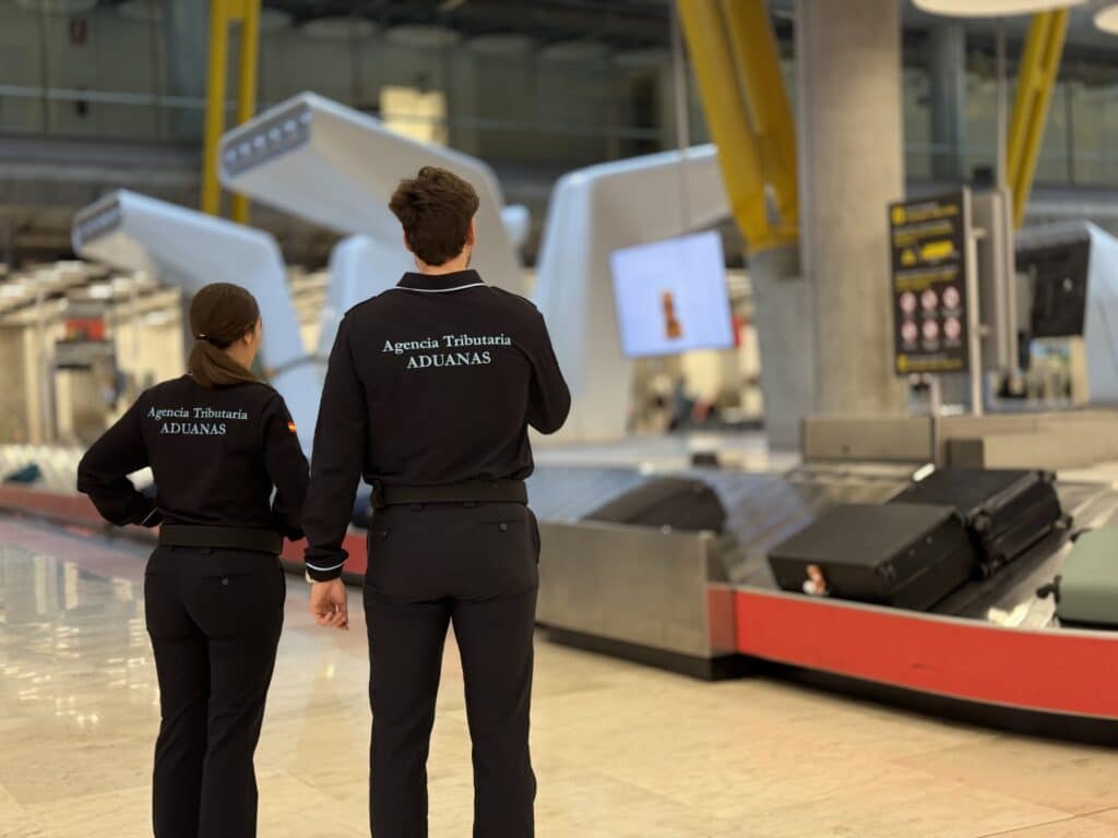 Spanish Tax Agency officers in action